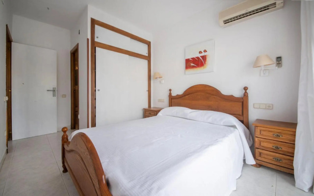 R126 Beachfront Apartment Sant Salvador