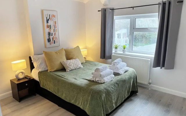 Charming Retreat With Hot Tub & Sauna Sleeps 4