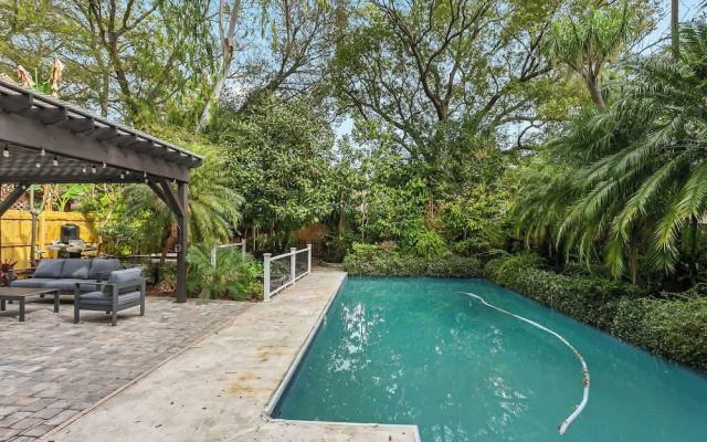 Pool House Oasis - Home for 6