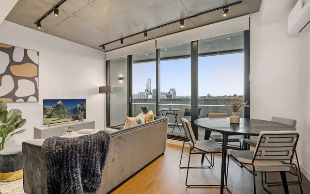 Modern, Executive 1 Bedroom Apartment With Balcony