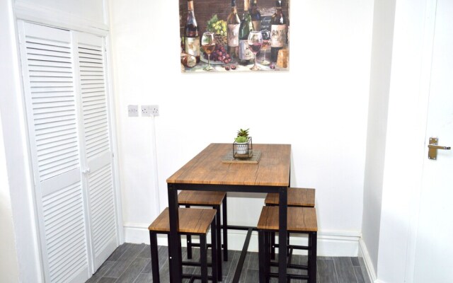Beautiful Two-bed Apartment With Driveway Parking