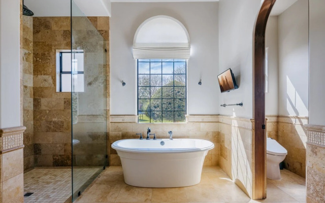 Luxe Poolside Paradise-pool & Spa-vanity Station