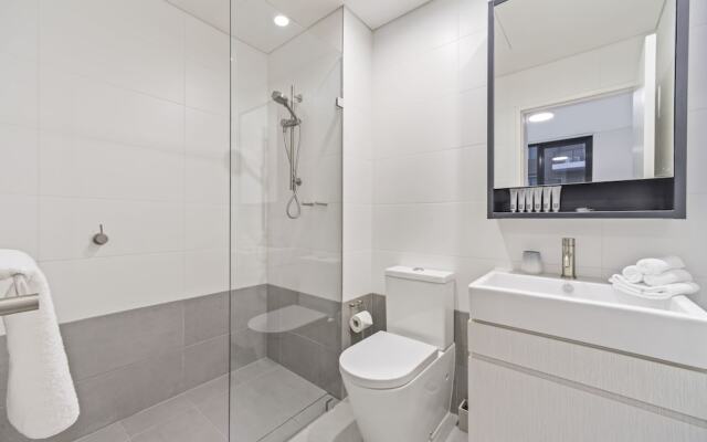 HomeHotel-Stylish Apt next to Train & Westfield