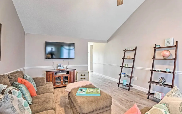 Beach-themed Retreat: 10 Mi to Downtown Charleston