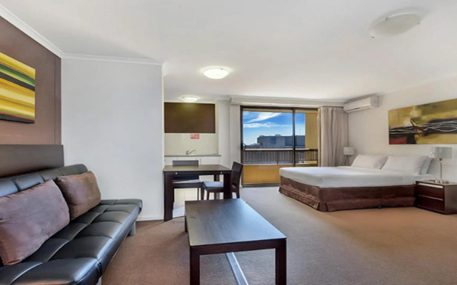 Studio with balcony at College St – Guest Rooms – Sydney