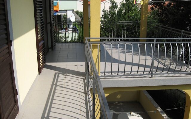 Six Person Apartment With Two Bedrooms Located 200M From Beach In Pjescana Uvala