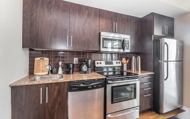 New!! Air Canada Condo Near CN Tower