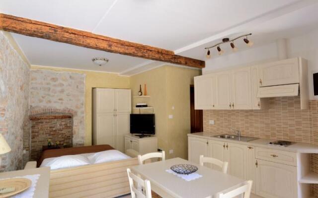 Studio De Amicis 209