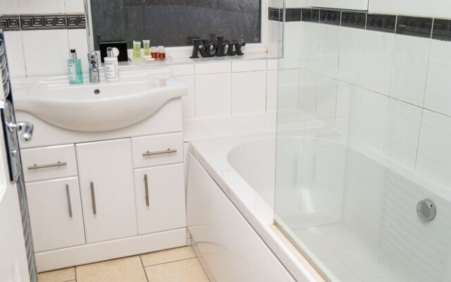 7 Guests - 3 Bedrooms - Parking - Pet Friendly