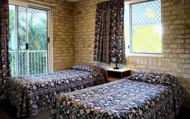 Beachside 2 - 3 BDRM Budget Apt Close to Beach