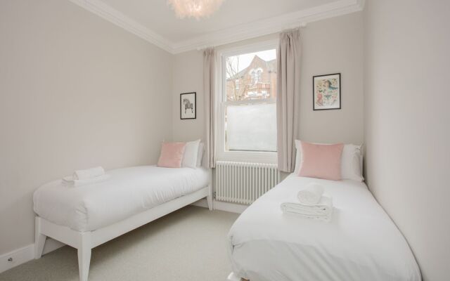 Modern 3 Bedroom Flat in West Hampstead