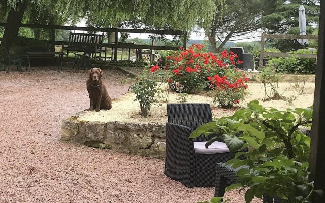 Former Customs House with Large Garden And Private Pool. 4 Km From Chinon