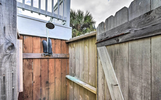 Steps to Beach: Nautical Galveston Home Near Pier!