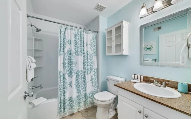 Updated, Ground Floor Unit w/ Pool & Gym, Sleeps 6