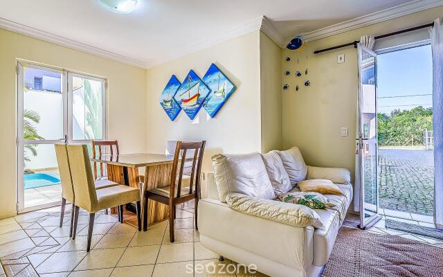 Casa c piscina em cond 150m praia Mariscal CCM004