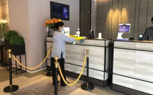 Ease Hotel (Wuhan Zhongshan Avenue Hanzheng Street Metro Station)