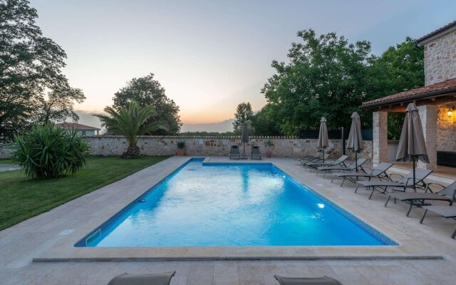 Picturesque Villa in Verteneglio With Pool