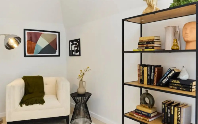 The Brondesbury Hideaway - Stylish 3bdr Flat With Balcony Parking