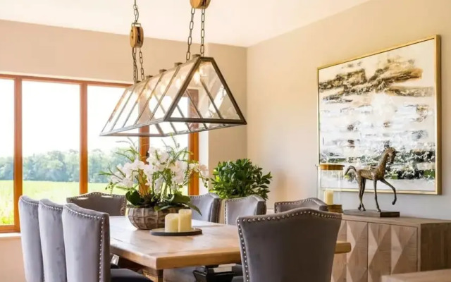 Luxurious 4 Bedroom Vineyard Villa Stanlake Park
