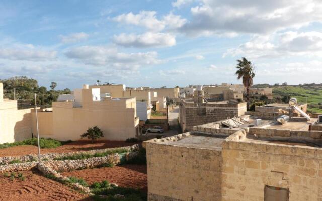 Wileg 4A Luxury Studio Apartment with Shared Swimming Pool.