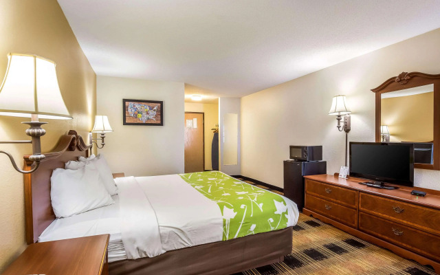 Econo Lodge Inn & Suites Fairview Heights - St. Louis