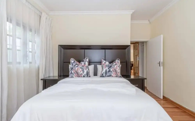 Super Spacious Fun Home! With Pool, Den and Bar