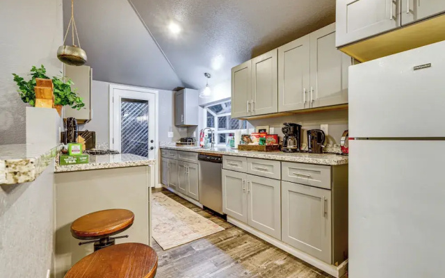 Russian River Retreat! Woodsy Guerneville Bungalow