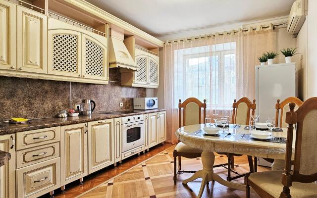 Apartment Good House on Griboyedov Street