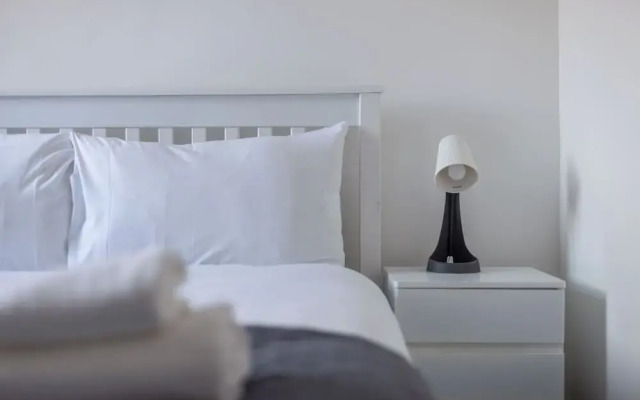 Modern Semi-Studio Flat in London