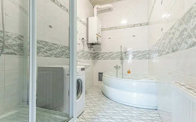 2BR Apartment Steps From AKH Center