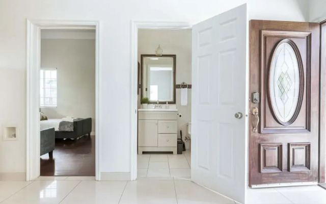 Elegant Retreat Modern Comforts, Prime Location