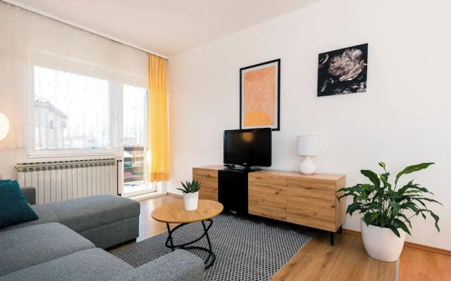 Spacious 2 Bedroom Apartment With Balcony