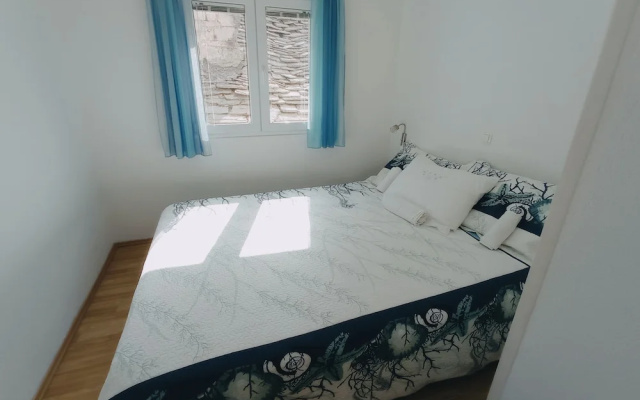 Sea-view Apartment - Sleeps 4, Parking & Balcony