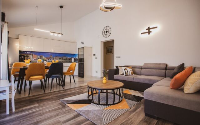 Luxury Modern House, Just 1 min Walk to the Beach