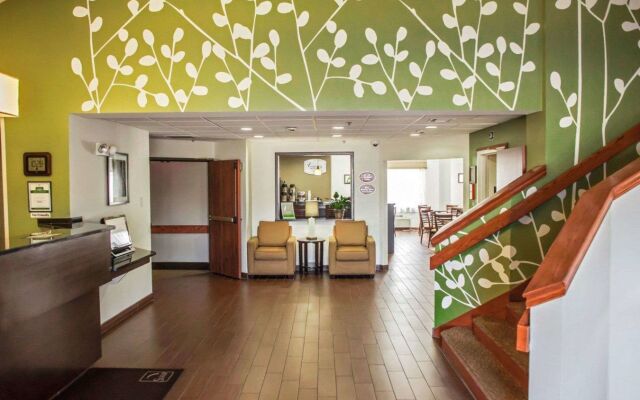 Garner Hotel Topeka West, by IHG