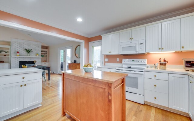 Riverfront Virginia Home - Dock, Fire Pit & Kayaks