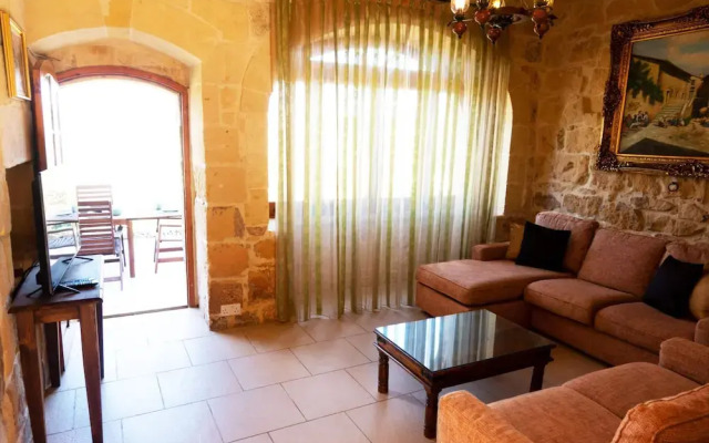 Villeleynah Amazing Gozitan Villa Pool