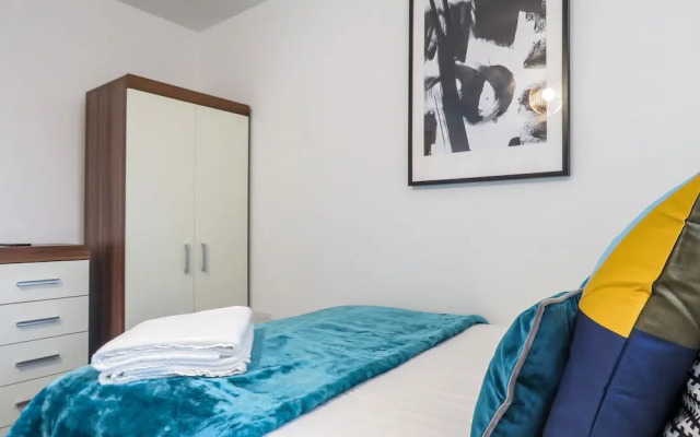 Tudors eSuites Birmingham Townhouse Private Garden Free Parking