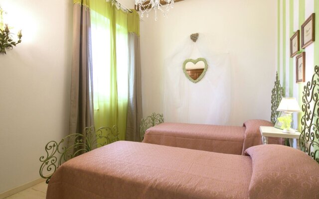4 Person Villa with Private Swimming Pool & Garden in Lovely Surroundings near Cortona