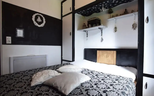 Lively Holiday Home With Garden, Barbecue, Garden Furniture