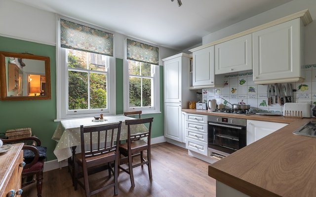 ALTIDO 2 Bed Flat With Garden Next to Battersea Park!