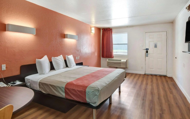 Motel 6 Dallas, TX - Forest Lane