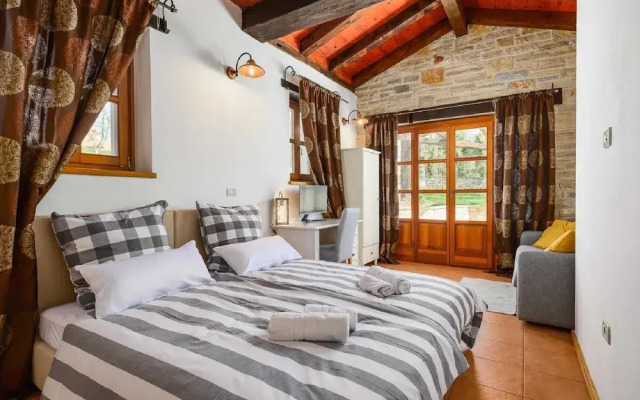 Beautiful Stone Villa in Tinjan With Swimming Pool