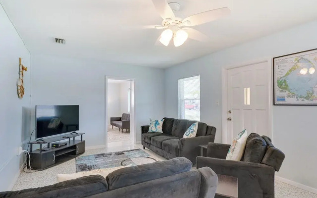 Waterfront Okeechobee Getaway w/ Backyard Dock!