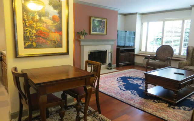 Cow Hollow Inn & Suites