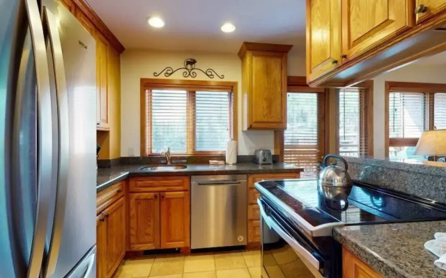 Exclusive Ski in, Ski out 2 Bedroom Vacation Rental with Hot Tubs and Heated Outdoor Pool in Lionshead Village