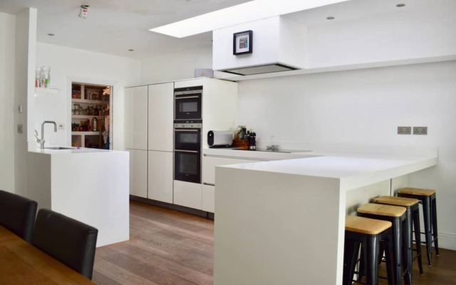 Bright and Modern 5 Bedroom Home With Garden