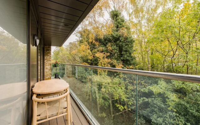 The London Retreat - Alluring 2bdr Flat With Balcony