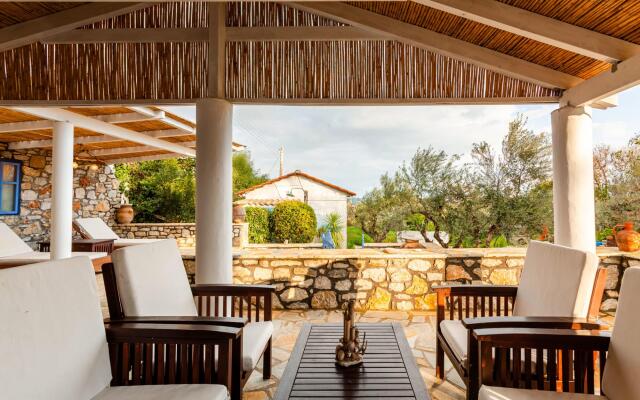 The Blue House Seaside Retreat - Fully Equipped