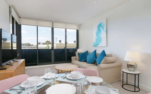 Large Modern 2 Bedroom Apartment near Lake Claremont